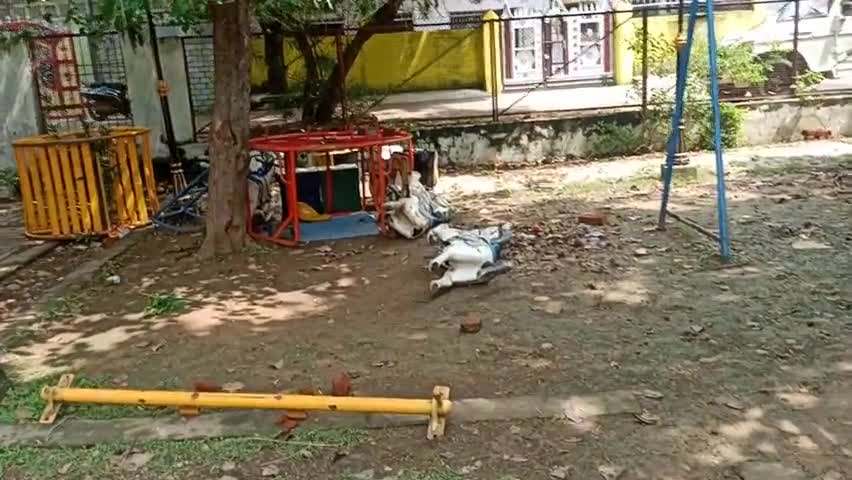 नौगांव: वार्ड न. 06 पार्क में बच्चो के झूलों की हालत 😏 बहुत खराब है #नौगांव नगर पालिका