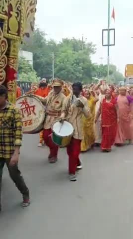 माँ नर्मदा जी में से  स्वयंभू उत्पन्न हुए विशाल #शिवलिंग की स्थापना #अयोध्या के नवनिर्मित विशाल राम मंदिर में की जावेगी! इसकी #शोभायात्रा का स्वागत फ्रेंड्स ग्रुप ब्लड बैंक द्वारा इंदौर गेट उज्जैन पर किया गया।।

#जय_श्री_महाकाल