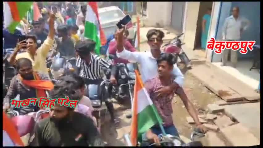 बैकुण्ठपुर में स्वतंत्रता दिवस पर युवाओं ने निकाली विशाल तिरंगा बाइक रैली #बैकुण्ठपुररीवा #माखन