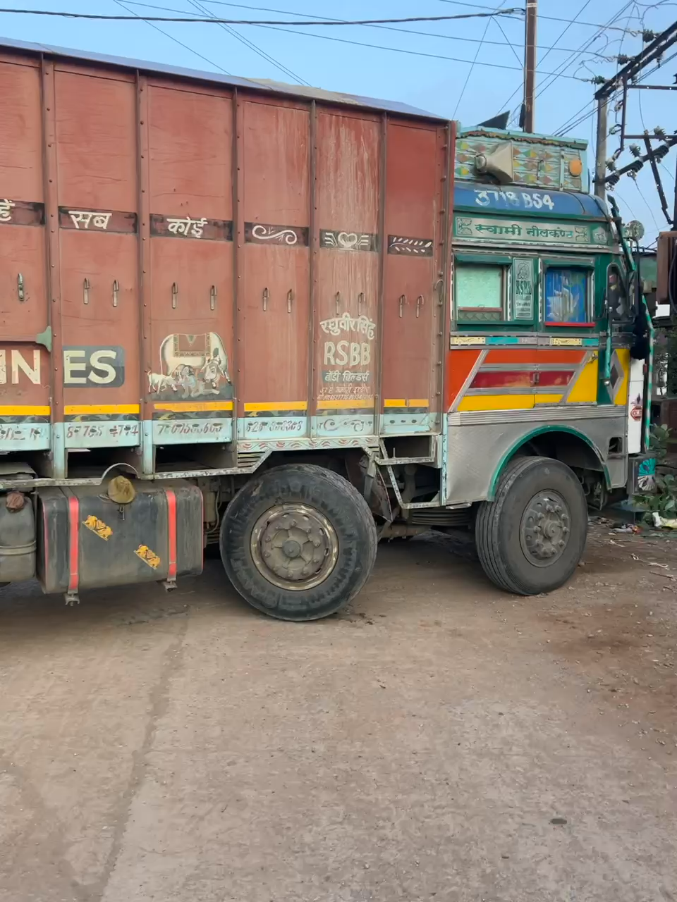 मनचले ट्रैक ड्राइवर की मनचली हरकत
बीच रोड में ट्रैक खड़ा केआर ख़ुद ग़ायब! #shivankdwivedireporting