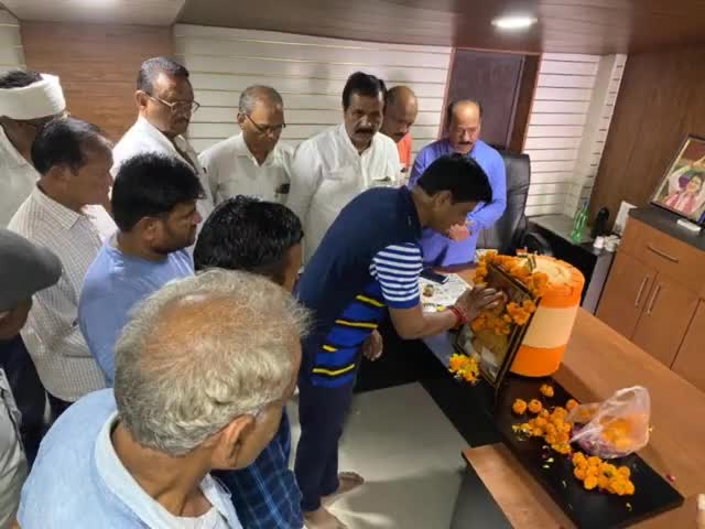 शहर कांग्रेस कमेटी कार्यालय पर पूर्व प्रधानमंत्री स्वर्गीय श्री राजीव गांधी जी की जन्म जयंती मनाई गई 
भावपूर्ण श्रद्धांजलि अर्पित की।

#राजीव_गांधी #RajeevGandhi #vivekmishrabina #mpcongres #DigvijayaSingh #KamalNath
