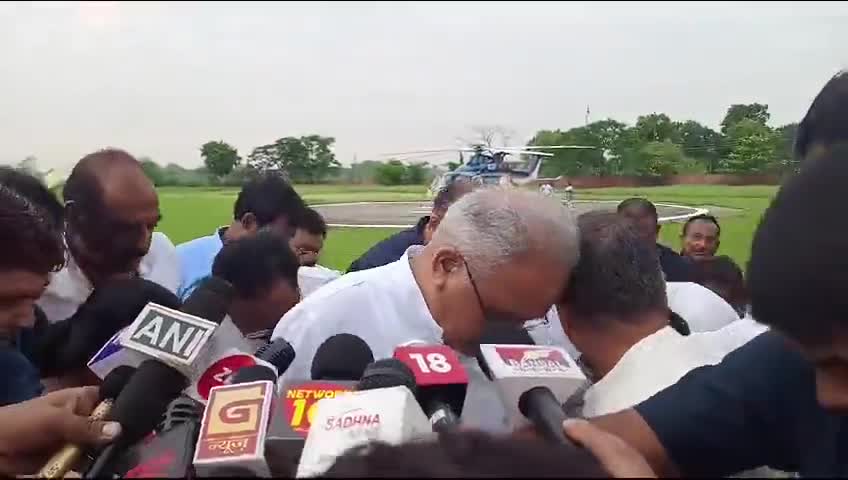 मीडिया से चर्चा कर रहे सीएम भूपेश बघेल के पैर के पास सांप पहुंचा #bhupeshbaghel #cm #cgnews