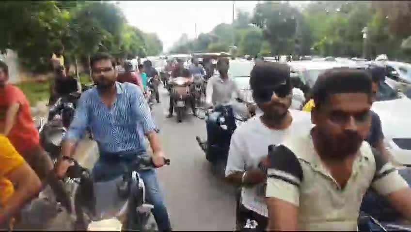 ग्वालियर जागरूक समाजसेवी ने लंबे जाम मे फसी एंबुलेंस को अपने साथियों की मदद से सकुशल निकवाया
#gwalior #gwaliornews #bjp