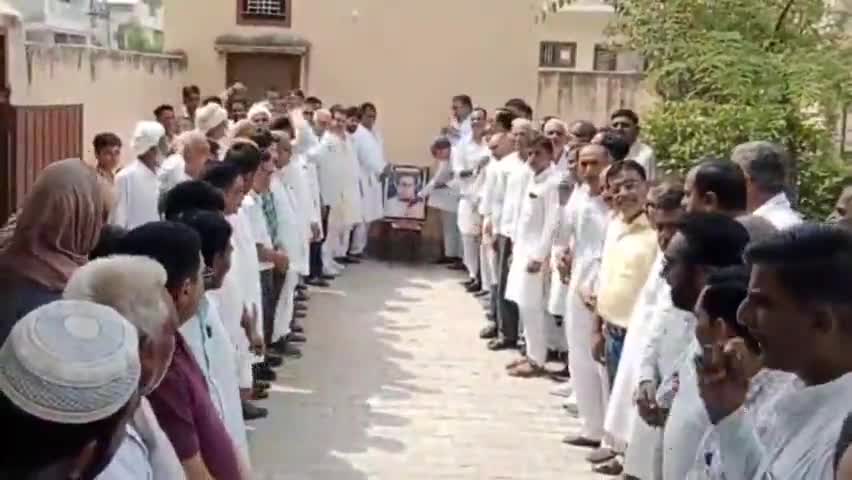 हनुमानगढ़: जंक्शन स्थित जिला #कांग्रेस कमेटी कार्यालय में कांग्रेस कार्यकर्ताओं ने पूर्व #प्रधानमंत्री #राजीव_गांधी की मनाई जयंती