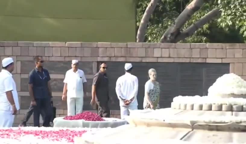 देश के पूर्व प्रधानमंत्री स्व: श्री #राजीव_गांधी जी की जयंती पर श्रीमती सोनिया गांधी जी ने वीरभूमि पहुंचकर उन्हें श्रद्धांजलि अर्पित की।
#RajeevGandhi #vivekmishrabina