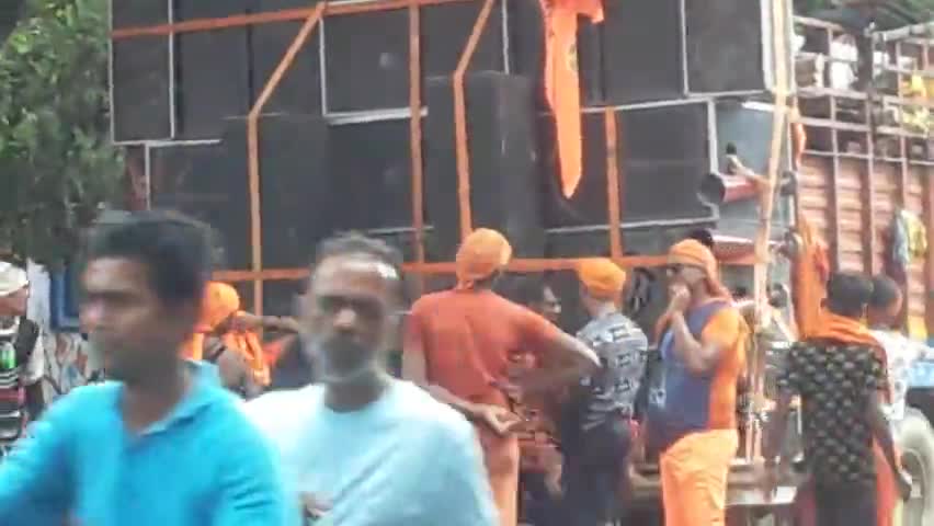 रामपुर: Rampur ##me kawariyo ki yatra me hr hr gange k naro se gunj rha rampur