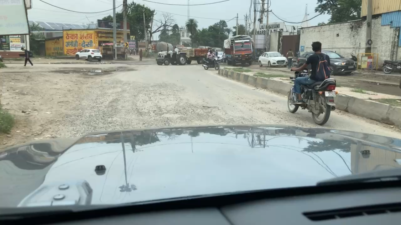 मनडेबर से जोडीयो के पास रादौर जा रहे मुख्य मार्ग पर पलट रही हैं कार मोटरसाइकिल -एडवोकेट कर्मवीर सिंह बुटर #Haryana #yamunanager