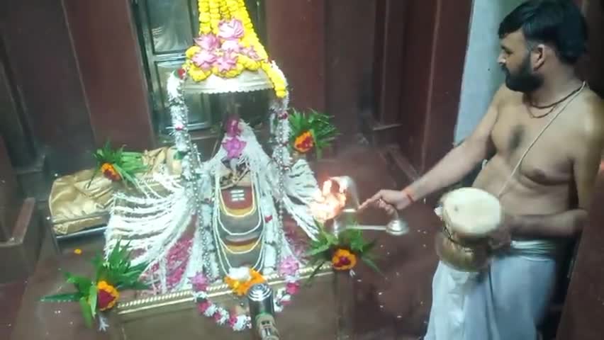 ज्ञानपुर: आज का श्रृंगार कुछ सौभाग्यशाली भक्तगण के सहयोग से हुआ है। #योगेश सिंह सेमराधनाथ धाम शयन आरती