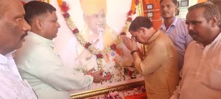 आज #अलीगढ़ में #उत्तर_प्रदेश के पूर्व मुख्यमंत्री एवं #राजस्थान के पूर्व राज्यपाल श्रद्धेय कल्याण सिंह जी के द्वितीय पुण्यतिथि के अवसर पर उनके चित्र पर पुष्प अर्पित कर अपनी भावभीनी श्रद्धांजलि दिया एवं समाज के गरीब कल्याण और प्रदेश एवं देश क