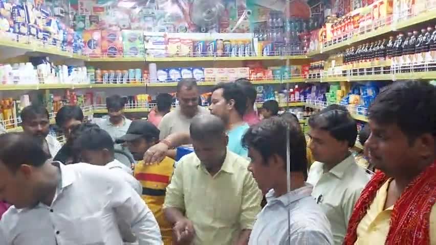 थावे में खुला #मुस्कान सुपर मार्केट का
हुआ #भव्य उद्घाटन,सेल डिस्काउंट का फायदा उठाते ग्राहक ,# मॉल जैसी सुविधाएँ