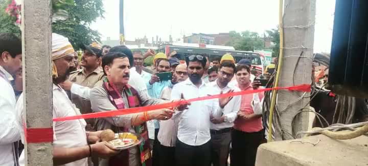 #कौशाम्बी संसदीय क्षेत्र के कुंडा विधानसभा क्षेत्र के #प्रतापगढ़ के #गांधीनगर में क्षेत्रवासियों की मांगों एवं बिजली आपूर्ति के निमित्त सांसद निधि से 250 KV के नए ट्रांसफार्मर को उपलब्ध कराने के साथ-साथ उद्घाटन कर लोक सेवा में समर्पित किया।