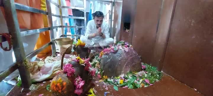 #कौशाम्बी संसदीय क्षेत्र के #कुंडा विधानसभा क्षेत्र में स्थित बाबा हौदेश्वर नाथ धाम में आज भगवान भोलेनाथ का दर्शन पूजन एवं रुद्राभिषेक कर महादेव के श्री चरणों में क्षेत्रवासियों एवं प्रदेशवासियों के सुख, शांति एवं समृद्धि की कामना के साथ सा