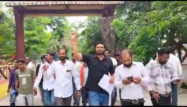 #नाथद्वारा विधानसभा के गांव मानपुरा के ग्राम वासियों ने मानपुरा के पूर्व वार्ड पंच प्रत्याशी पप्पू लाल कीर के नेतृत्व में मानपुरा में विकास के लिए 11 सूत्रीय मांगों को लेकर सीईओ एवं जिला कलेक्टर के नाम SDM को ज्ञापन सोपा।