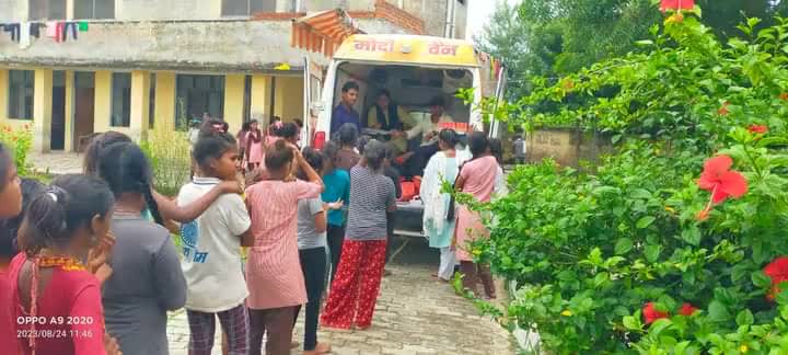 #कौशाम्बी संसदीय क्षेत्र के विधानसभा #मंझनपुर स्थित इच्छू का पूरा वार्ड में नगर वार्डवासियों के स्वास्थ्य लाभ हेतु मेरे द्वारा चलाए जा रहे आधुनिक मेडिकल जाँच उपकरण एवं मेडिकल टीम से लैस 'मोदी वैन' में बड़ी संख्या में वरिष्ठ नागरिकों, महिलाओ