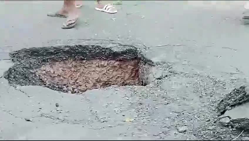 बदायूँ #सहसवान मार्ग पर ज्वालापुर के पास बीच सड़क पर हुआ गड्ढा सड़क दुर्घटनाओं को दे रहा दावत रंकज शाक्य ने सुरक्षा क