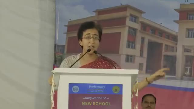 #दिल्ली इकलौता राज्य जहां #Pvt_Schools से नाम कटवाकर #Parents बच्चों का दाखिला #सरकारी_स्कूलों में करवा रहे हैं #Atishi