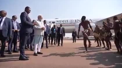 🔴 साउथ अफ्रीका में डांस का आनंद लेते नरेंद्र मोदी जी !   
#NarendraModi #SouthAfrica