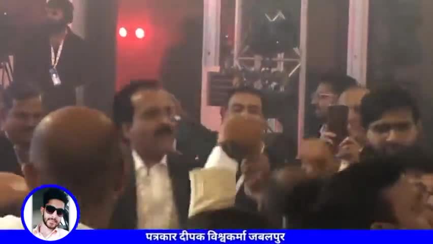 सारे देश को आप सब वैज्ञानिकों पर नाज़ है। 🇮🇳 
चाँद पर उतरना इतनी बड़ी सफलता के बाद पार्टी तो बनती है। #MoonLanding