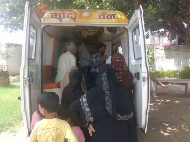 #कौशाम्बी संसदीय क्षेत्र के विधानसभा #चायल स्थित मायाराम का पुरवा वार्ड में नगर वार्डवासियों के स्वास्थ्य लाभ हेतु मेरे द्वारा चलाए जा रहे आधुनिक मेडिकल जाँच उपकरण एवं मेडिकल टीम से लैस 'मोदी वैन' में बड़ी संख्या में वरिष्ठ नागरिकों, महिलाओ