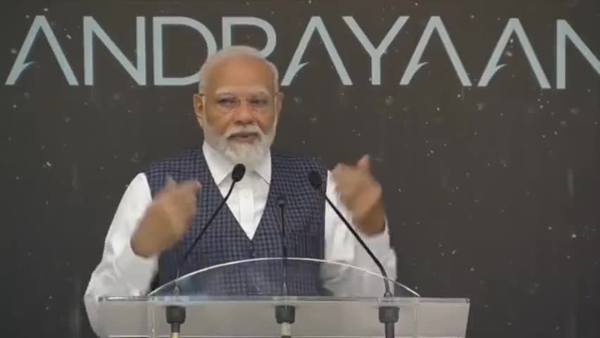 ख़ुशी के आंसू 
#isro वैज्ञानिकों के बीच भावुक हुए पीएम श्री नरेंद्र मोदी जी 

#chanderyaan3