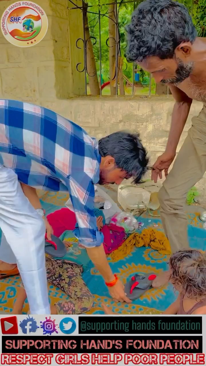 ग्वालियर गिर्द: Never give up keep it up.🫴🏻 
Respect Girls help poor 
#apsgurjar #supportinghandsfoundation #help #poor #love #apsngo