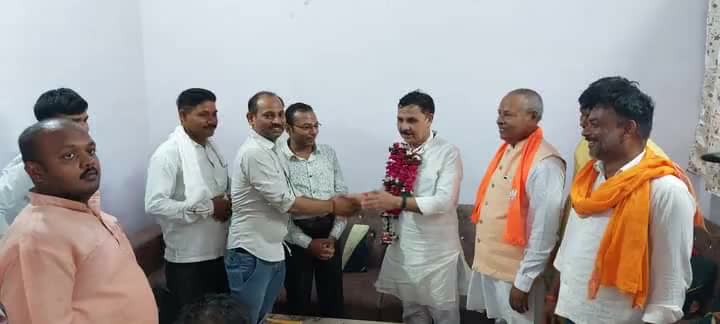 आपका सांसद - आपके गांव
"#संपर्क_से_समर्थन" अभियान के अंतर्गत विधानसभा #चायल के मूरतगंज ब्लॉक के निवासी एवं भाजपा के वरिष्ठ कार्यकर्ता श्री बृजेश साहू जी के आवास पर उनकी अगुवाई में उपस्थित सभी ग्रामीणों के साथ संवाद किया।