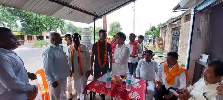 आपका सांसद - आपका गांव
"#संपर्क_से_समर्थन" अभियान के अंतर्गत विधानसभा #चायल के मूरतगंज ब्लॉक के भैरव भीटी ग्राम के निवासी एवं बूथ अध्यक्ष श्री कुंवर बहादुर कुशवाहा जी से मिलकर जनहित के कार्य हेतु उन्हें सम्मानित किया एवं  उपस्थित