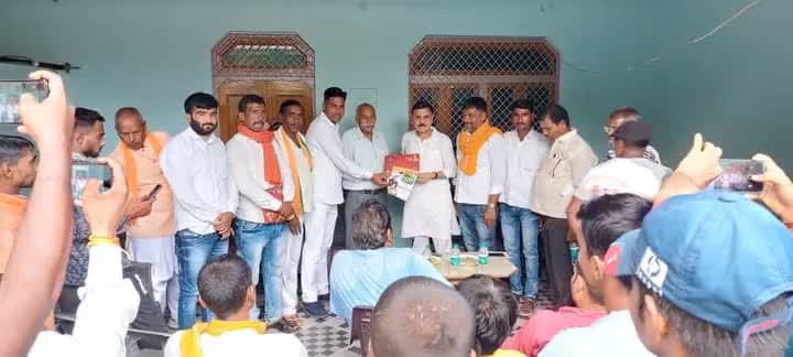 आपका सांसद - आपका गांव
"#संपर्क_से_समर्थन" अभियान के अंतर्गत विधानसभा #चायल के मूरतगंज ब्लॉक के ग्राम पन्नोई के ग्राम प्रधान श्री विनोद कुमार यादव जी के आवास पर उनकी अगुवाई में उपस्थित सभी ग्रामीणों के साथ संवाद किया एवं उन्हें भेंट स्वरूप