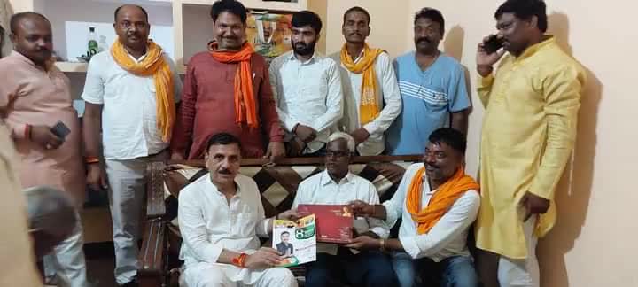 आपका सांसद - आपका गांव
"#संपर्क_से_समर्थन" अभियान के अंतर्गत विधानसभा #चायल के मूरतगंज ब्लॉक के ग्राम काजीपुर निवासी श्री सालिकराम यादव जी सहित उपस्थित सभी ग्रामीणों से मिलकर संवाद किया। मोदी सरकार के 9 वर्षों के कार्यकाल के रिपोर्ट कार्ड