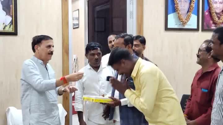 ****************"आपका सांसद - आपके गांव"*************************

#संपर्क_से_समर्थन अभियान के अंतर्गत बजरंग दल के मिलन केंद्र प्रमुख एवं चायल विधानसभा क्षेत्र के आलमचंद निवासी श्री वीरेन्द्र कुमार वाल्मीकि जी से मिलकर मोदी जी