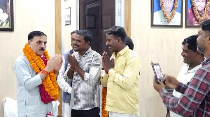 "आपका सांसद - आपके गांव"

#संपर्क_से_समर्थन अभियान के अंतर्गत उत्तर प्रदेश पंचायती राज ग्रामीण सफाई कर्मचारी संघ #कौशाम्बी के #मंझनपुर ब्लॉक अध्यक्ष एवं ग्राम खोजवापुर निवासी श्री राजेश कुमार जी से मिलकर माननीय मुख्यमंत्री