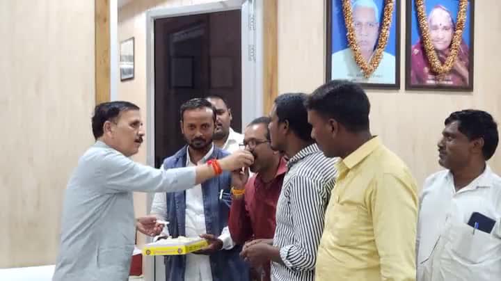 "आपका सांसद - आपके गांव"

#संपर्क_से_समर्थन अभियान के अंतर्गत उत्तर प्रदेश पंचायती राज ग्रामीण सफाई कर्मचारी संघ #कौशाम्बी के जिला उपाध्यक्ष एवं ग्राम जाफरपुर निवासी श्री रौशन लाल हेला जी से मिलकर माननीय मुख्यमंत्री श्री योगी आदित्यनाथ जी