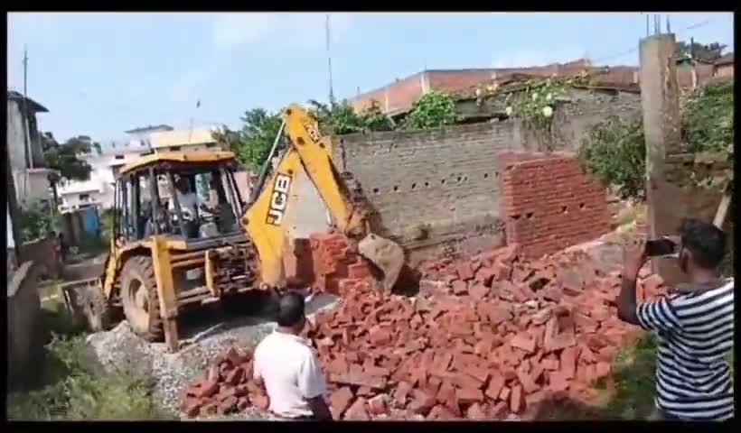 अवैध निर्माण को हटाया नगर पालिका की टीम ने, शासकीय भूमि पर शिकायत के पुष्टि होने पर हुई कार्रवाई #ambikapurnews