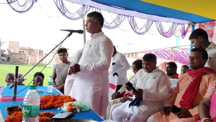 रोह थाना क्षेत्र के इण्टर विद्यालय मे पर्वतपुरुष-दशरथ माँझी की 16वे पुण्यतिथि मे सिकंदरा MLA-प्रफुल्ल मांझी शामिल