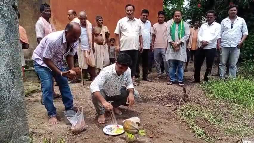ଗୁଡାରି: ବ୍ଲକ ଗସ୍ତରେ ଗୁଣୁପୁର ବିଧାୟକ, ବିଭିନ୍ନ ସ୍ଥାନରେ ଗୋଷ୍ଠୀ କେନ୍ଦ୍ରର ଭୂମି ପୂଜନ କାର୍ଯ୍ୟକ୍ରମରେ ହେଲେ ସାମିଲ