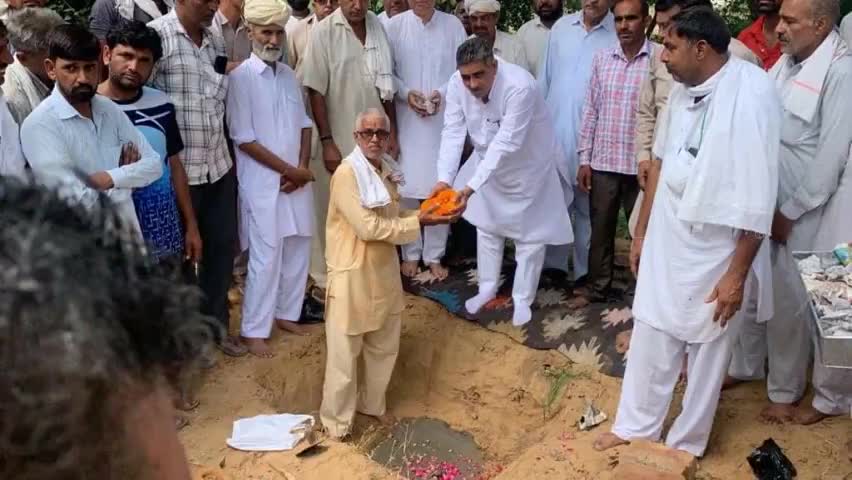 आज हल्के के गाँव किरढान में शनि मंदिर के पास विश्वकर्मा मंदिर की नींव रखी | इस सुअवसर पर समस्त ग्रामवासी मौजूद रहे | मान-सम्मान के लिए आप सभी का बहुत-बहुत आभार |

 #balwansinghdaulatpuria #balwansinghdoulatpuriya #Fatehabad #apnafatehabad