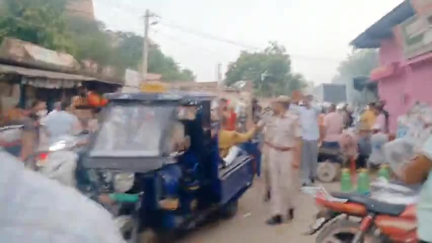 बानसूर में व्यापारी पर फायरिंग कर 50 लाख की रंगदारी मांगने वाले आरोपियों का बानसूर पुलिस ने मुख्य बाजार से जुलूस निकाला