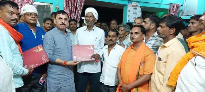 *आपका सांसद - आपके गांव*
"#संपर्क_ से_ समर्थन" अभियान के अंतर्गत विधानसभा चायल के मूरतगंज ब्लॉक के पसमांदा समाज के मुस्लिम गांव महगांव निवासी मंसूर अहमद जी के आवास पर उनकी अगुवाई में उपस्थित सभी ग्रामीणों के साथ संवाद किया एवं उन्हें भेंट