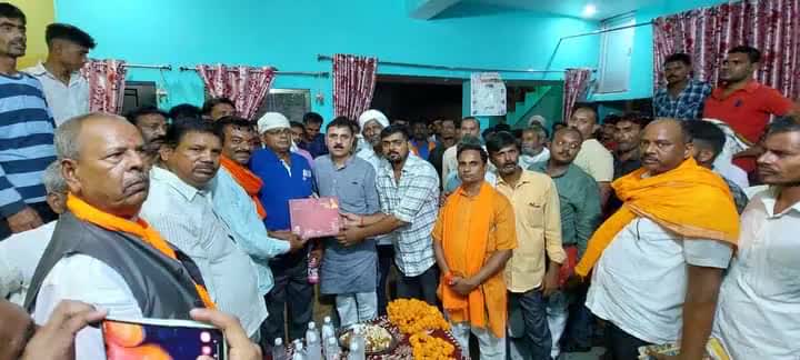*आपका सांसद - आपके गांव*
"#संपर्क_ से_ समर्थन" अभियान के अंतर्गत विधानसभा चायल के मूरतगंज ब्लॉक के गांव महगांव निवासी श्री सुनील यादव जी के आवास पर उनकी अगुवाई में उपस्थित सभी ग्रामीणों के साथ संवाद किया एवं उन्हें भेंट स्वरूप कौशाम्बी