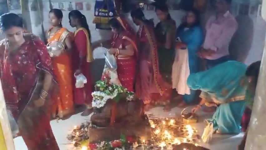 ଗୁଡାରି: ଶ୍ରାବଣ ମାସର ଶେଷ ସୋମବାରରେ ସ୍ଥାନୀୟ ରାମଲିଙ୍ଗେଶ୍ବର ଶୈବ ପୀଠରେ ଭକ୍ତଙ୍କ ଭିଡ଼