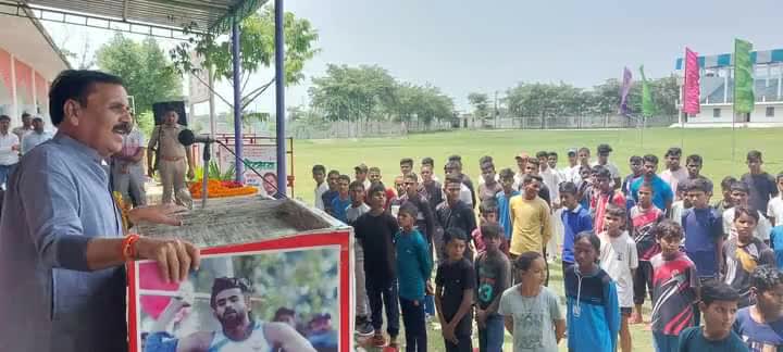 मा. प्रधानमंत्री श्री Narendra Modi जी के नेतृत्व में सेवा, सुशासन और गरीब कल्याण के 9 वर्ष  पूर्ण होने के उपलक्ष्य में स्पोर्टस स्टेडियम, #मंझनपुर - #कौशाम्बी में युवा खिलाड़ी जनसंवाद कार्यक्रम में खिलाड़ियों को संबोधित किया।

आप जैसे युवा