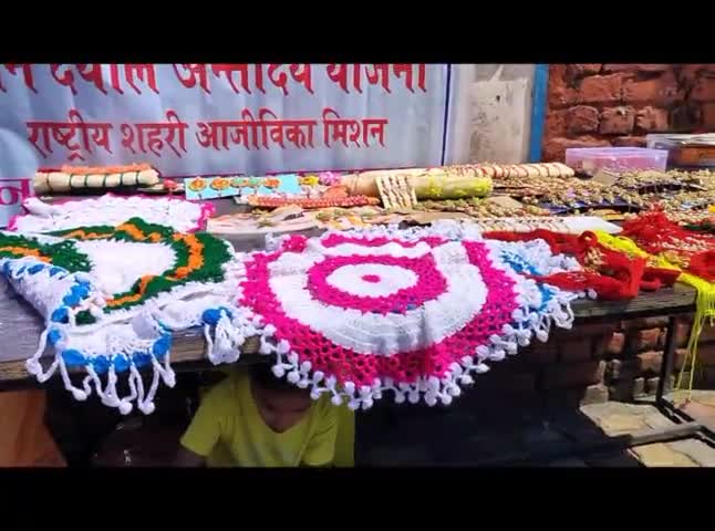 पालमपुर :स्बय सहायता समूह चांद प्यारी द्वारा लगाया गया राखियों का स्टॉल