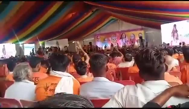 #कांवड़_यात्रा के #कार्यक्रम में #शिवराज_परिवार का चित्र तो है #लेकिन_भगवान #शिव का चित्र नही है ,
#ShivrajSinghChouhan #MadhyaPradeshNews