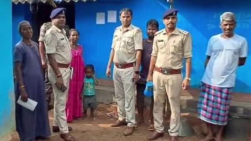 हाट गम्हरिया: लूट कांड के फरार आरोपी के घर पुलिस ने चिपकाया इश्तहार