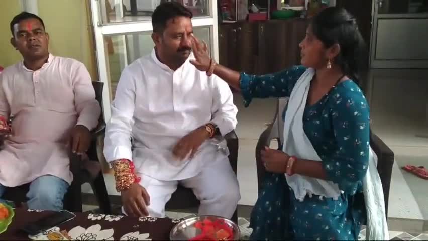 विधायक कार्यालय बालपुर में बड़ी संख्या में क्षेत्र के महिलाओं ने बांधी विधायक एवं संसदीय सचिव चंद्रदेव राय को रक्षासूत्र