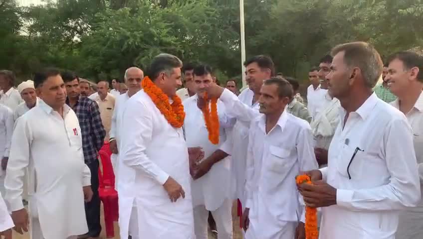 आज गाँव #भट्टू कलां में चौ भगवंत सिंह साँई जी के निवास स्थान पर अपने साथियों से मुलाक़ात की।

#BhattuKalan  #balwansinghdaulatpuria #balwansinghdoulatpuriya #Fatehabad #apnafatehabad #halkaFatehabad #fatehabadhalka