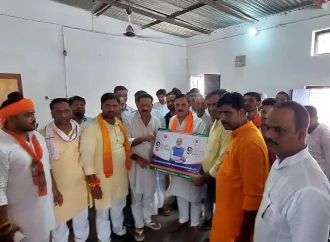 मोदी सरकार के सेवा, सुशासन और गरीब कल्याण के 9 वर्ष पूर्ण होने पर "#संपर्क_से_समर्थन" अभियान के अंतर्गत भाजपा के घोसी जिला के पदाधिकारी डॉ. शाहनवाज जी से मुलाकात कर केंद्र सरकार की उपलब्धियों से अवगत कराया।

#आपका_सांसद_आपके_गांव #Samparkse
