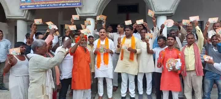 #घोसी विधानसभा उपचुनाव में भाजपा प्रत्याशी श्री दारा सिंह चौहान जी के समर्थन में ग्राम प्रधान पिढ़वल श्री बृजेश कुमार सोनकर जी की अगुवाई में आयोजित बैठक में सोनकर समाज के साथ संवाद किया एवं  सेवा, सुशासन और गरीब कल्याण को समर्पित मोदी - योगी