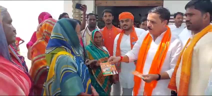 #घोसी विधानसभा उपचुनाव में भाजपा प्रत्याशी श्री दारा सिंह चौहान जी के समर्थन में ग्राम पिढ़वल निवासी एवं भाजपा कार्यकर्ता श्री गुलाब सोनकर जी की अगुवाई में पिढ़वल ग्राम सभा में आयोजित बैठक में ग्रामीणों के साथ संवाद किया एवं मोदी-योगी सरकार