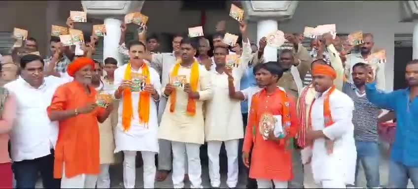#घोसी विधानसभा उपचुनाव में भाजपा प्रत्याशी श्री दारा सिंह चौहान जी के समर्थन में ग्राम प्रधान पिढ़वल श्री बृजेश कुमार सोनकर जी की अगुवाई में आयोजित बैठक में सोनकर समाज के साथ संवाद किया एवं  सेवा, सुशासन और गरीब कल्याण को समर्पित मोदी - योगी